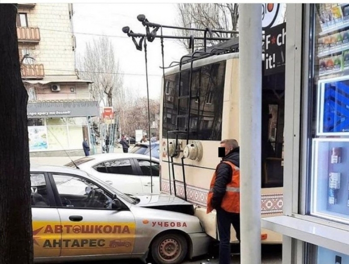 В Запорожье учебное авто врезалось в троллейбус (фото, видео)