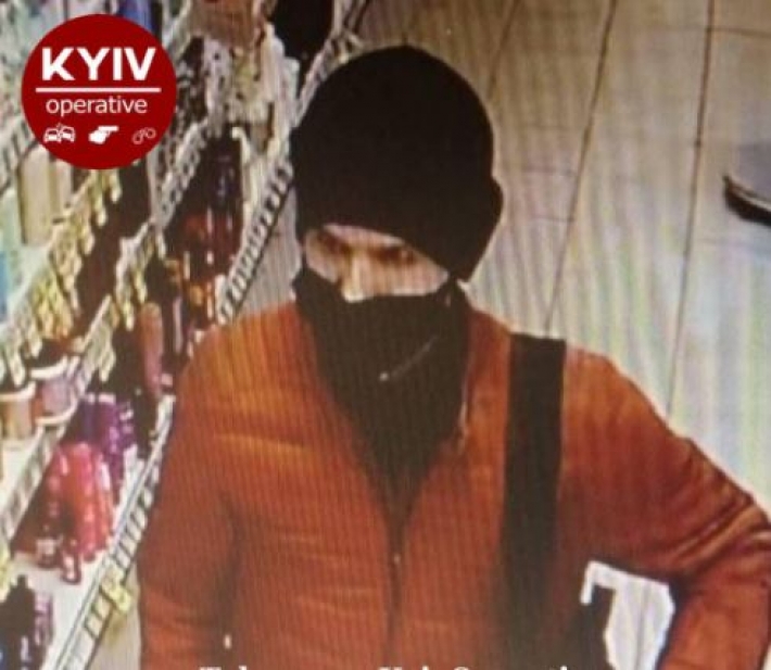 В Киеве засветился наглый вор - орудует в магазинах, а краденное "отбивает" кулаками: фото