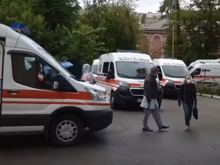Десятки "скорых" стоят в очереди, мест в больнице уже нет: COVID-коллапс в Киеве показали на видео