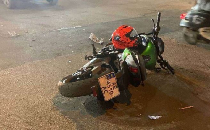 В центре Днепра автомобиль Honda сбил мотоциклиста: мужчину забрала скорая
