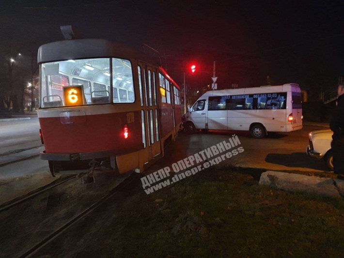 В Днепре на улице Каруны трамвай протаранил микроавтобус: видео момента ДТП