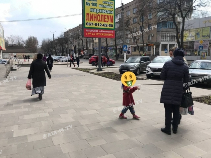 В Мелитополе цыганка вывела на промысел детей (фото, видео)