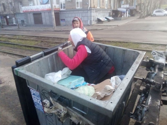 В Запорожье женщина "отдыхала" в мусорном контейнере и не давала коммунальщикам вывезти мусор (фото)