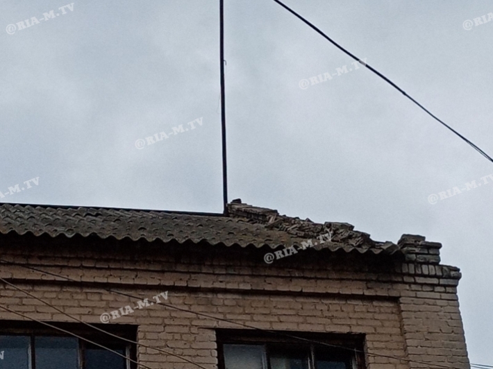 В Мелитополе здание почты разваливается на глазах - с крыши падают кирпичи (фото)