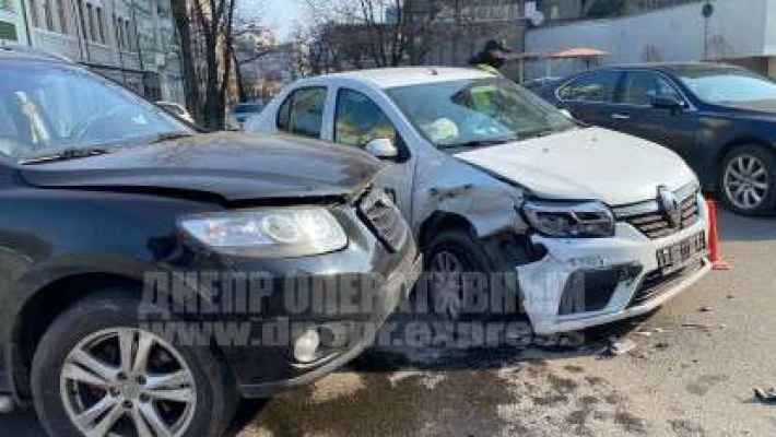 В Днепре на Грушевского столкнулись Hyundai и Renault: пострадала беременная девушка (Видео момента ДТП)