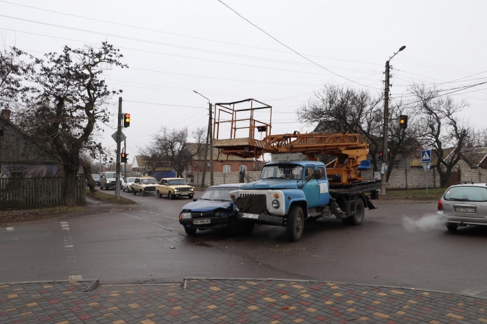 В Запорожской области не разминулись легковушка и автовышка (фото, видео)