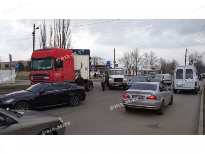 В Мелитополе фура едва не раздавила старенький ГАЗ коммунального предприятия (фото)
