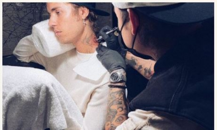 Мать Джастина Бибера публично отчитала его за новую татуировку