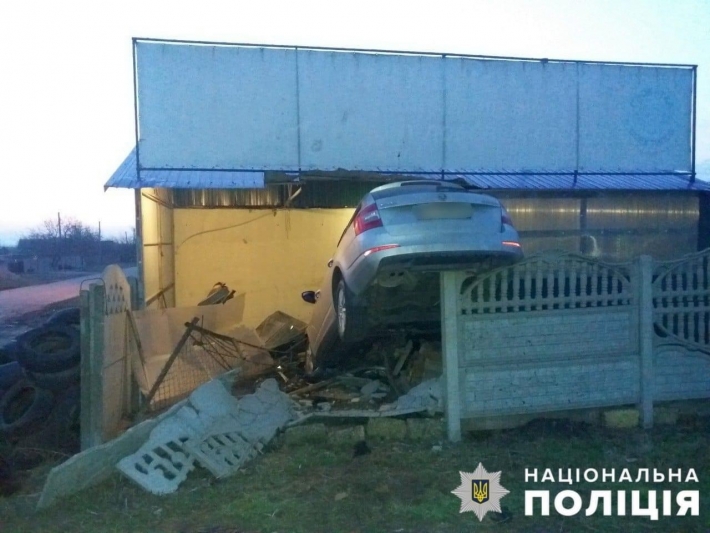 В Запорожской области водитель легковушки уснул за рулем и врезался в бетонный забор (фото)