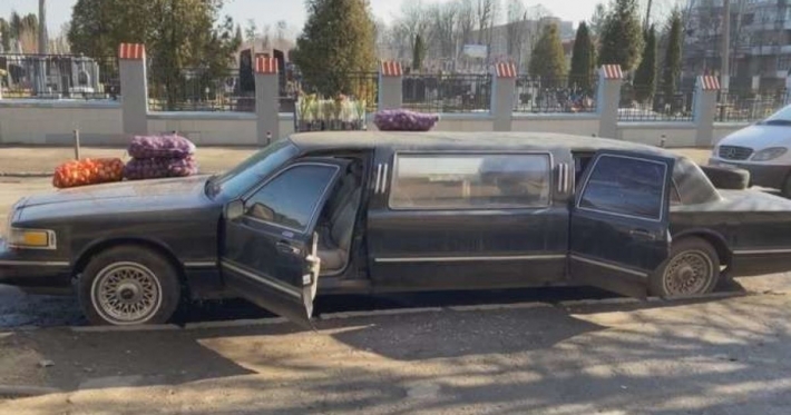 В Черновцах мешки с картошкой и цветы продают с раритетного лимузина: владельцы авто объяснили причину