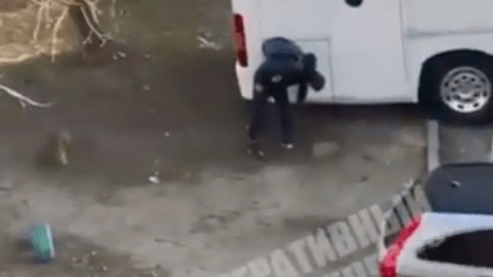 В Днепре на жилмассиве Победа-6 наркоман попал на видео, когда искал "закладку"