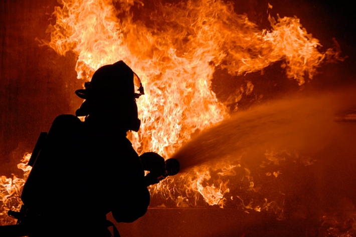 В Мелитополе по неизвестным причинам разгорелся пожар на территории частного дома