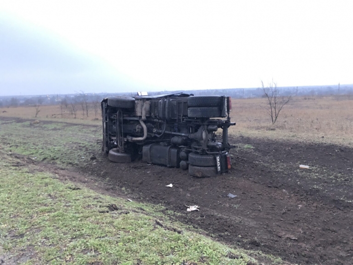 В Запорожской области перевернулся грузовик (фото)