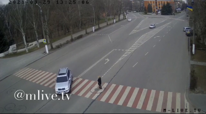 Минное поле - в Мелитополе показали, как пешеходам приходится переходить дорогу (видео)