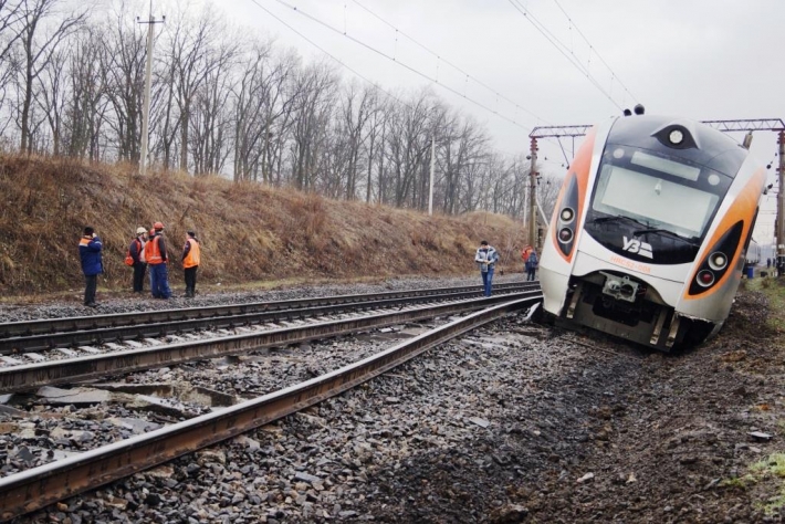 Спасатели рассказали, как пассажиров с поезда, сошедшего с рельсов под Запорожьем, эвакуировали (фото)
