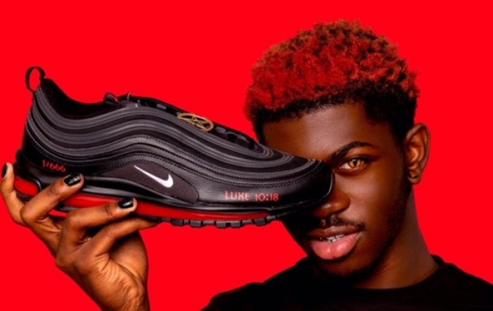 Nike подала в суд из-за "сатанинских" кроссовок (фото)