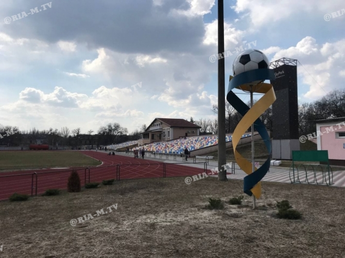 Колхозный туалет опозорил статусный стадион в Мелитополе (фото)