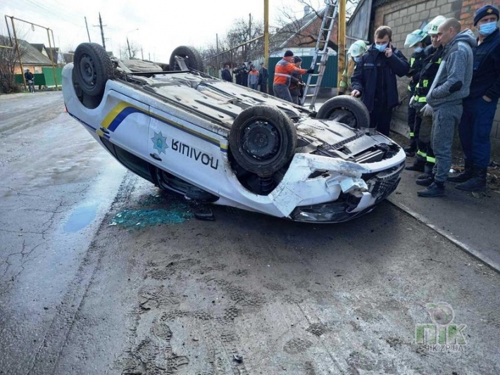 В Запорожской области автомобиль патрульной полиции влетел в газовую опору и перевернулся на крышу (фото)