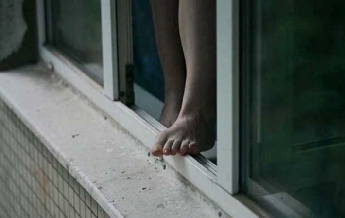 В Одессе 15-летняя девочка выбросилась из окна многоэтажки