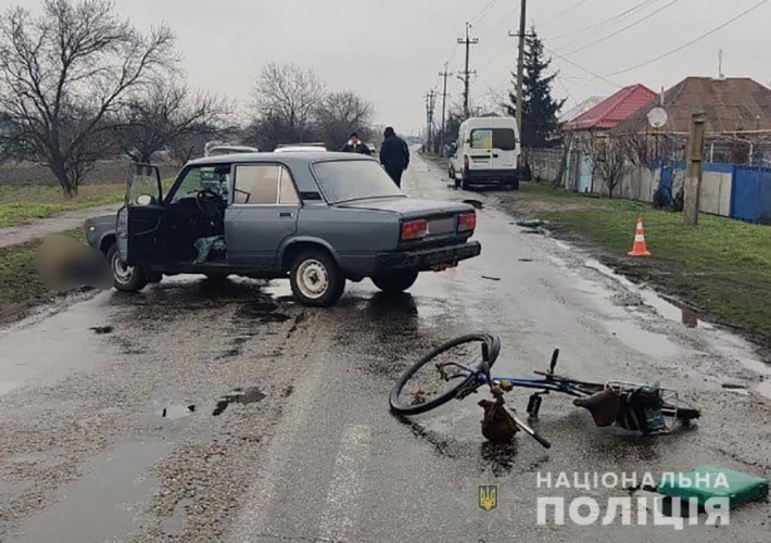 В Запорожской области водитель автомобиля «ВАЗ» насмерть сбил велосипедиста (фото)