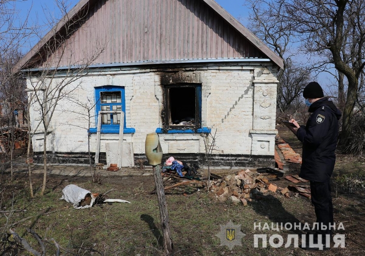В Запорожской области мужчина совершил поджег и выстрелил из ружья в пенсионеров (фото)