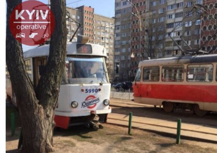 В Киеве трамвай сошел с рельсов: подробности ДТП