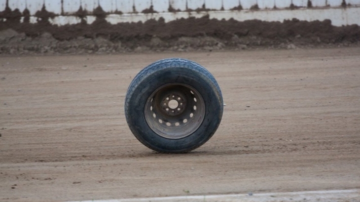 В Запорожье из-за ямы на мосту у грузовика отвалилось колесо (фото)