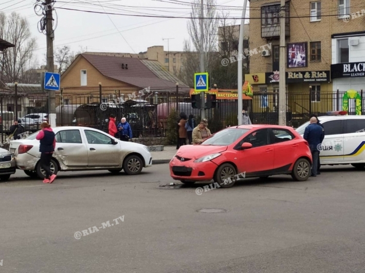В Мелитополе в центре города масштабное ДТП - движение затруднено (фото)