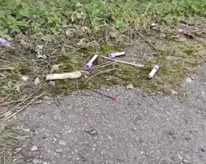 В Запорожье за тубдиспансером тротуар усыпан пробирками с кровью (видео)