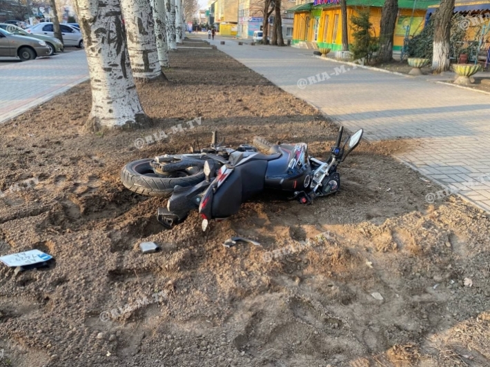 В Мелитополе водитель на КИА влетел в мотоциклиста - парня спасло чудо (фото, видео)
