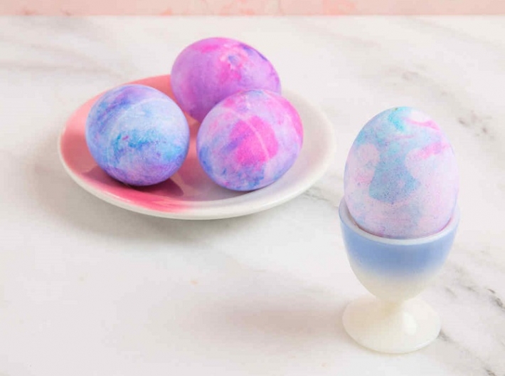Как быстро и оригинально покрасить яйца с помощью пены для бритья