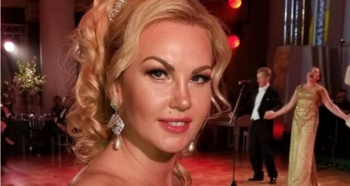 Самая богатая певица Украины засветила свой золотой дворец и близняшек-наездниц: «В райском саду…»