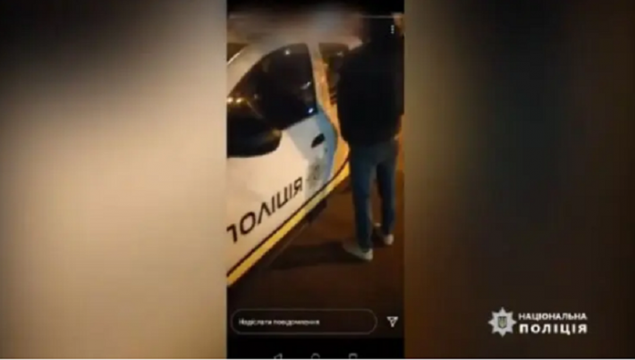 В Киеве хулиганы помочились на полицейское авто и сняли свое "развлечение" на видео