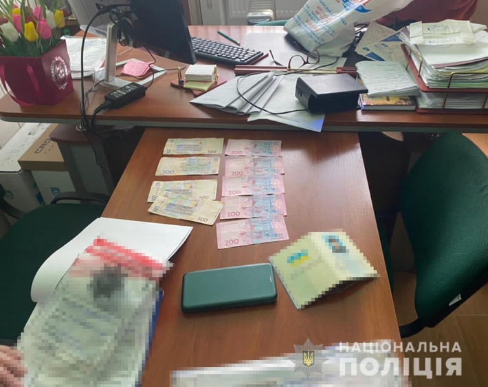 Декан вуза в Бердянске требовала со студентов взятки: ее разоблачили на горячем (ФОТО)