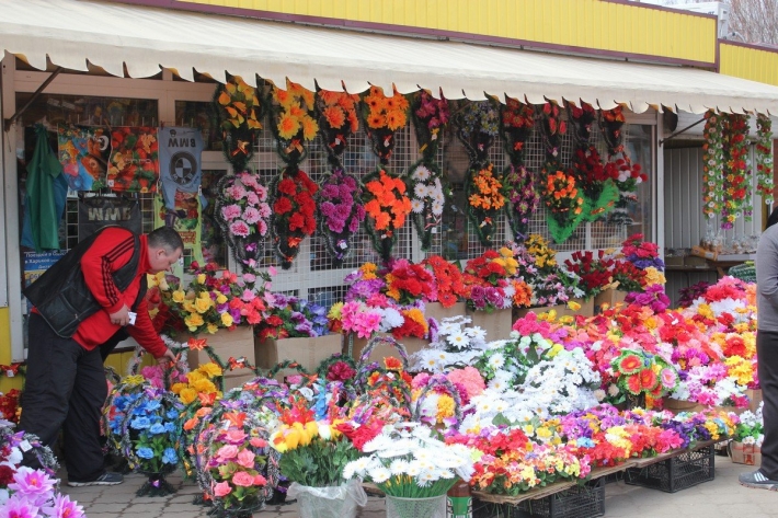 Где в Мелитополе искусственными цветами к поминальным дням торговать будут