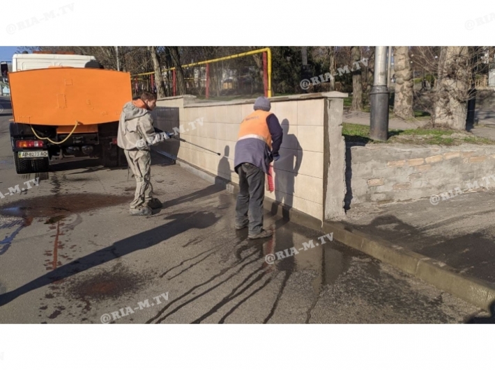 В Мелитополе коммунальщики отмывают город после зимы (фото, видео)