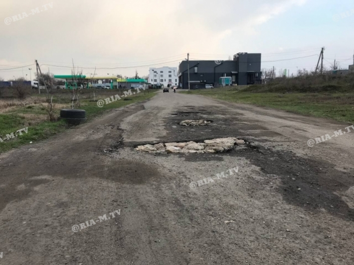 В Мелитополе дороги ремонтируют кирпичами (фото, видео)