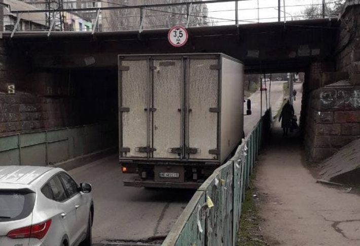 В Запорожье под мостом снова застряла фура (фото)