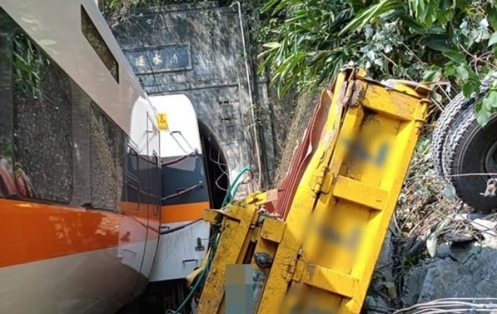 На Тайване сошел с рельсов пассажирский поезд, есть жертвы (видео)