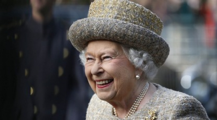 Королева Елизавета впервые за 5 месяцев появилась на публике, и ее весенняя шляпка всех очаровала