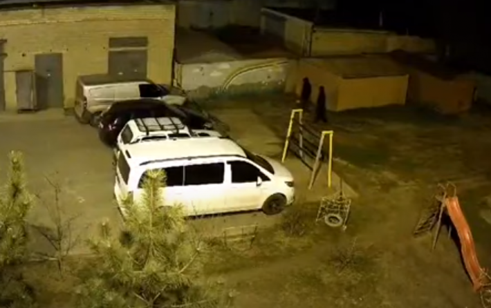 В Мелитополе ищут поджигателей автомобиля, попавших на камеры видеонаблюдения (видео)