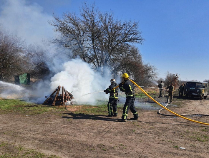 В Мелитополе спасатели учили сотрудников лесхоза тушить пожары (фото)