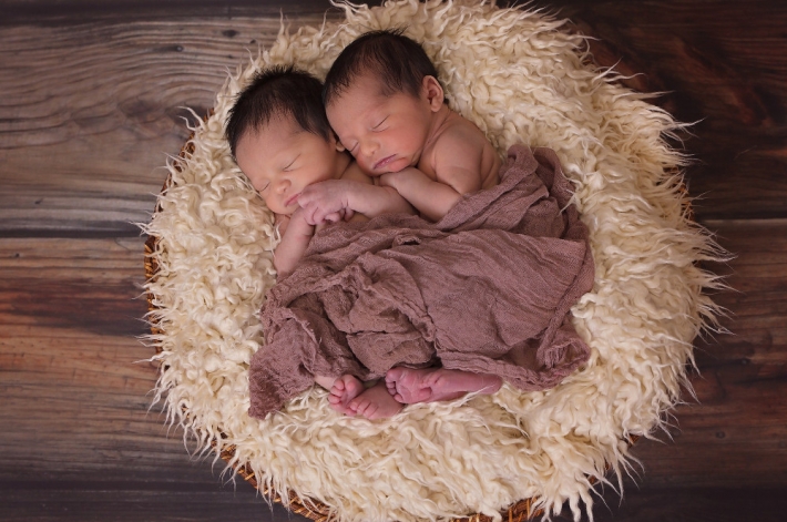 Женщина родила близнецов разного возраста - врачи объяснили феномен