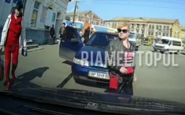 В Мелитополе пассажирки агрессивно вмешались в конфликт двух таксистов (видео 18+)