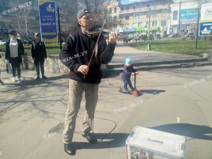 Жителей Мелитополя развлекал игрой уличный скрипач - зачем деньги собирал (видео)