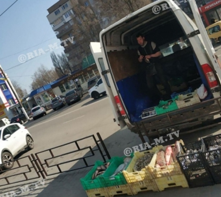 В Мелитополе торговец рыбой снова оккупировал тротуар (фото)