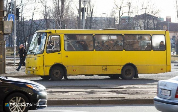 В Киеве полиция тормозит переполненные маршрутки и выгоняет 
