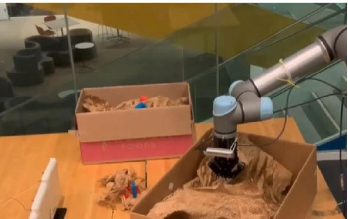 В США научили робота распознавать вещи "вслепую" (видео)