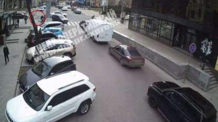 В центре Днепра маршрутка снесла столбики, а прохожий их украл: видео момента
