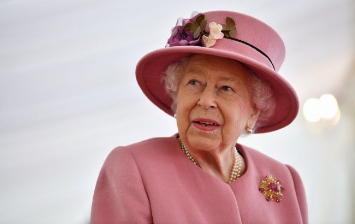 Фрейлина Елизаветы II рассказала, как королева прячет любимые конфеты от "жадной" семьи